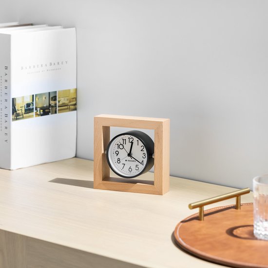 Navaris analoge vierkant houten klok - Geruisloos voor op het bureau, de tafel, of in de kast - Lichtbruin met witte klokplaat - Navaris