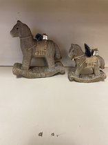 Kerstbeeldjes paarden - Set van 2 stuks - polyresin - 19x16x16cm - Kerstdecoratie