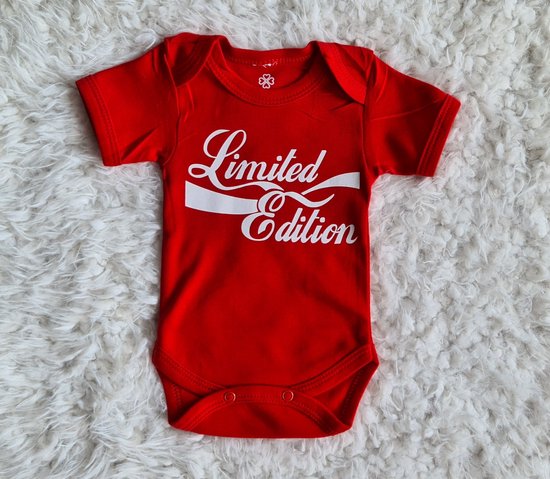 Body rouge avec le texte "Limited Edition" en lettres cursives blanches.