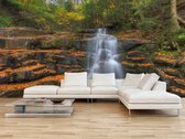 Professioneel Fotobehang waterval in bos - groen, oranje - Sticky Decoration - fotobehang - decoratie - woonaccessoires - inclusief gratis hobbymesje - 562 cm breed x 380 cm hoog - in 7 versc