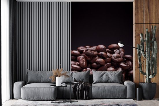 Papier peint - Papier peint photo Tas de grains de café marron foncé sur fond noir - Largeur 200 cm x Hauteur 300 cm