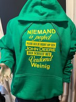 Groene hoodie met gele opdruk John Deere maat 3XL. Niemand is perfect maar als je rijdt op een John Deere scheelt het verdomd weinig.