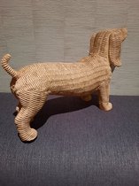 teckel in rotanlook 39cm lang decoratief beeld polyresin tekkel hond