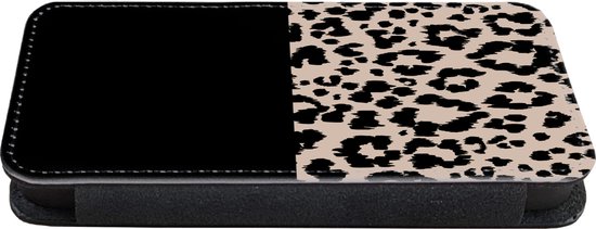 Telefoonhoesje Geschikt voor iPhone 8 telefoonhoesje - Panterprint - Dieren - Zwart - Met vakjes - Wallet case met magneetsluiting