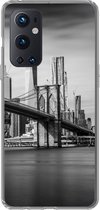 Geschikt voor OnePlus 9 Pro hoesje - Architectuur - New York - Brooklyn Bridge - Water - Zwart wit - Siliconen Telefoonhoesje