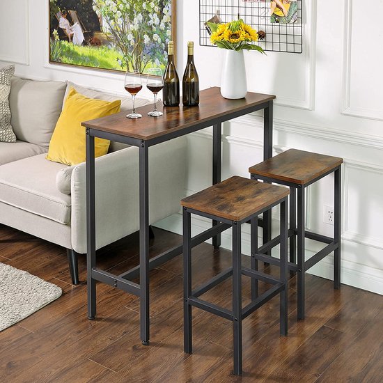 Smalle bartafel met bruin houten blad en zwart metalen frame, met twee barkrukken en glazen wijn.