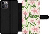 Bookcase Geschikt voor iPhone 11 Pro telefoonhoesje - Bloem - Roze - Blad - Met vakjes - Wallet case met magneetsluiting