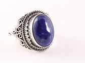 Bewerkte zilveren ring met lapis lazuli - maat 16.5