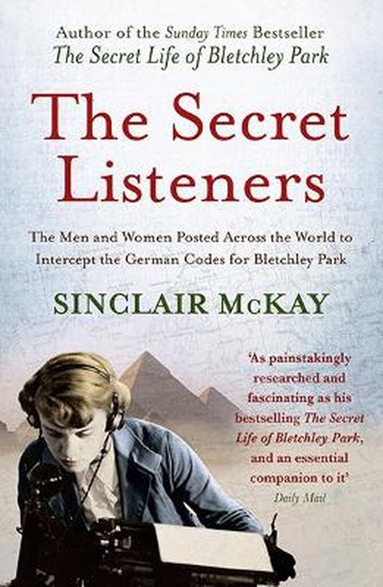 Boekomslag: 'The Secret Listeners' met een vrouw met koptelefoon, met op de achtergrond piramides. Tekst: 'The Secret Listeners'.