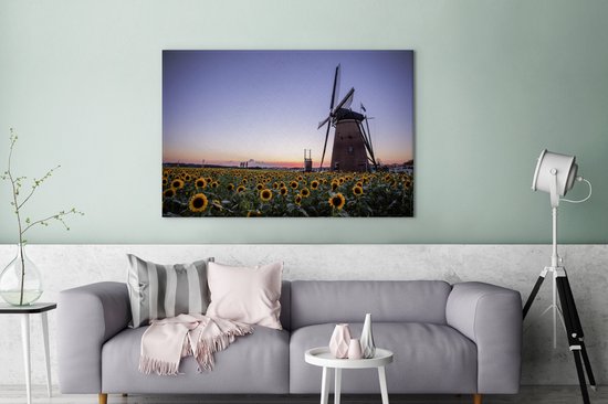 Tableau sur toile Vieux moulin à vent se dresse dans un champ avec des tournesols - 120x80 cm - Décoration murale