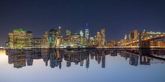 “The Upsidedown” Skyline van New York. | Hoge resolutie  fotoprint op geborsteld staal  |  Fine Art Photography Prints by Tuistos Sparks | Dibond fijn geborsteld aluminium 90x45cm (wanddecoratie) | Limited edition