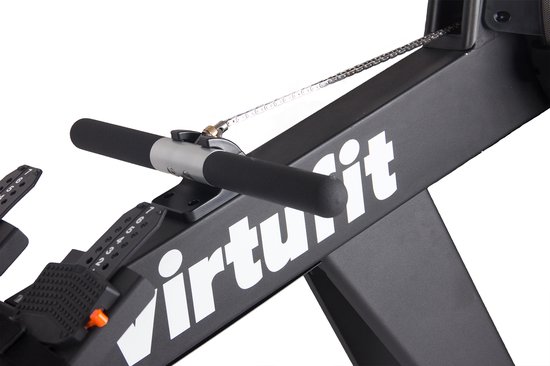 Close-up van het handvat en de ketting van de VirtuFit roeimachine.