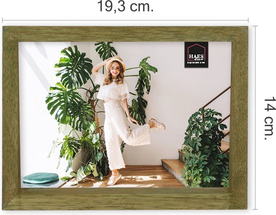 Houten fotolijst van 19,3 x 14 cm met een rustieke bruine afwerking. Bevat een foto van een lachende vrouw met strooien hoed in een witte outfit.