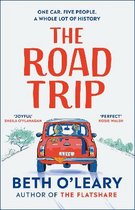 Boek 'The Road Trip' van Beth O'Leary. Een rode Mini Cooper met 'LOVE' op de achterkant rijdt op een weg met bomen.