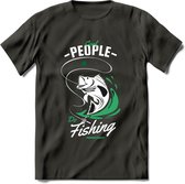 Cool People Do Fishing - Vissen T-Shirt | Groen | Grappig Verjaardag Vis Hobby Cadeau Shirt | Dames - Heren - Unisex | Tshirt Hengelsport Kleding Kado - Donker Grijs - L