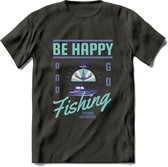 Be Happy Go Fishing - Vissen T-Shirt | Blauw | Grappig Verjaardag Vis Hobby Cadeau Shirt | Dames - Heren - Unisex | Tshirt Hengelsport Kleding Kado - Donker Grijs - M