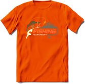 Fishing Club - Vissen T-Shirt | Grappig Verjaardag Vis Hobby Cadeau Shirt | Dames - Heren - Unisex | Tshirt Hengelsport Kleding Kado - Oranje - 3XL