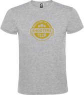 Grijs T shirt met " Member of the Shooters club "print Goud size XL