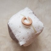 Speelkubus - speelgoed - taupe - bijtring - rammelaar