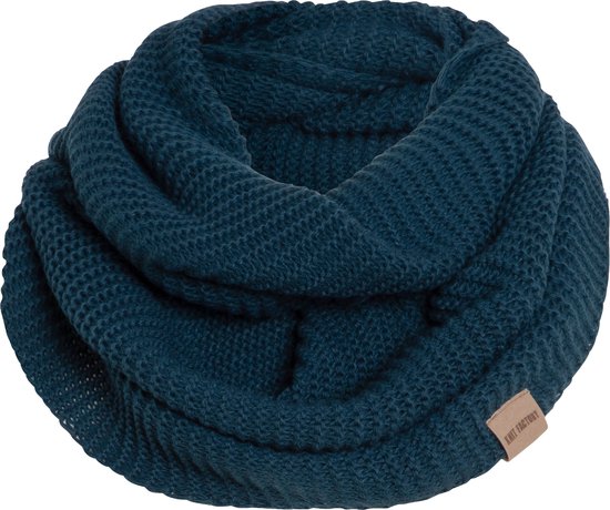 Knit Factory Jamie Gebreide Colsjaal - Ronde Sjaal - Nekwarmer - Wollen Sjaal - Donkerblauwe colsjaal - Dames sjaal - Heren sjaal - Unisex - Petrol - One Size