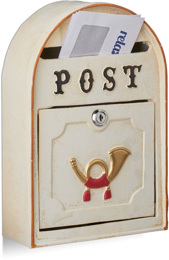 Beige brievenbus met 'POST' erop, met brieven erin en sleutel.