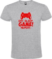 Grijs t-shirt met tekst 'EAT SLEEP GAME REPEAT' print Rood size L