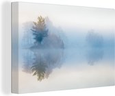 Canvas Schilderij Mist tussen bomen - 120x80 cm - Wanddecoratie