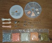 DIY - zelf armbandjes maken - peach - 4mm rocailles - f=draad/elastiek - bedels - kralen