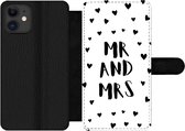 Bookcase Geschikt voor iPhone 12 Pro Max telefoonhoesje - Quotes - 'Mr and Mrs' - Hart - Spreuken - Met vakjes - Wallet case met magneetsluiting