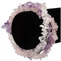 Paarse, witte en roze armbanden met steentjes om een display.
