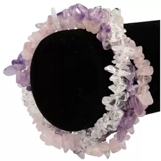 Paarse, witte en roze armbanden met steentjes om een display.
