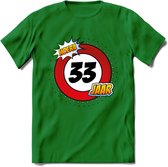 33 Jaar Hoera Verkeersbord T-Shirt | Grappig Verjaardag Cadeau | Dames - Heren | - Donker Groen - M