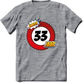 33 Jaar Hoera Verkeersbord T-Shirt | Grappig Verjaardag Cadeau | Dames - Heren | - Donker Grijs - Gemaleerd - L