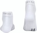 Witte Falke sportsokken, met Falke logo en maatindicatie.