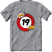 19 Jaar Hoera Verkeersbord T-Shirt | Grappig Verjaardag Cadeau | Dames - Heren | - Donker Grijs - Gemaleerd - M