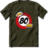 80 Jaar Hoera Verkeersbord T-Shirt | Grappig Verjaardag Cadeau | Dames - Heren | - Leger Groen - XL