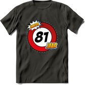81 Jaar Hoera Verkeersbord T-Shirt | Grappig Verjaardag Cadeau | Dames - Heren | - Donker Grijs - L
