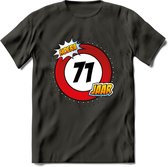 71 Jaar Hoera Verkeersbord T-Shirt | Grappig Verjaardag Cadeau | Dames - Heren | - Donker Grijs - S