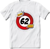 62 Jaar Hoera Verkeersbord T-Shirt | Grappig Verjaardag Cadeau | Dames - Heren | - Wit - M