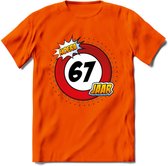 67 Jaar Hoera Verkeersbord T-Shirt | Grappig Verjaardag Cadeau | Dames - Heren | - Oranje - M