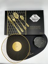 Maison Extravagante - Luxe geschenkset tafelen - Nordic Gold XL editie - 6 persoons tafelen - Bestekset ROMA goud - 6x Placemat zwart - Fruitschaal goud - 8x Keramische onderzetter