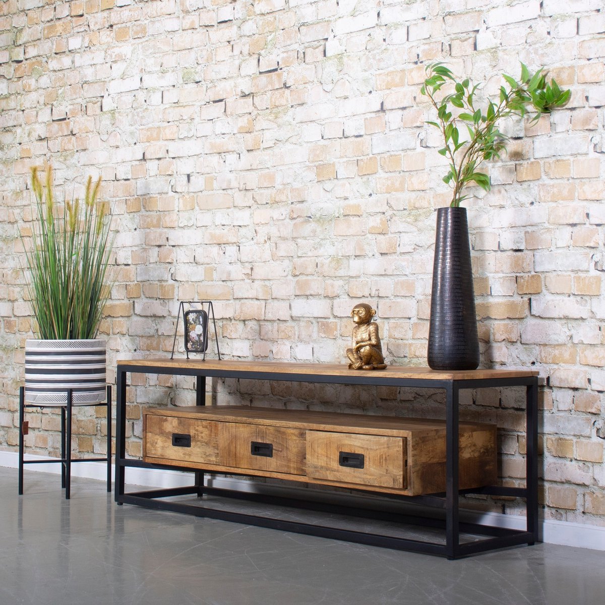 Tv meubel Bowie 150x40x50 cm met 3 laden mangohout en metaal