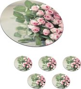 Onderzetters voor glazen - Rond - Een grote boek van roze rozen ligt op een tafel. - 10x10 cm - Glasonderzetters - 6 stuks