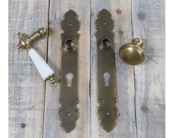 1 deur hang-en sluitwerk: 1 knop, 1 deurklink met porseleinen handvat antiek-wit, 2 backplates, messing gepatineerd, PZ92