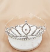 Mooie Elegante Tiara Kroon bruid| Zilverkleurig | prinses kroon |haaraccessoire met steentjes| luxe diadeem| Haarpin glanzend | Bruiloft| Examenfeest| Verjaardagfeest