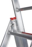 Close-up van de scharnierkoppeling met rode vergrendeling op een aluminium reformladder.
