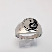 RVS - zegelring - maat 16 - Yin Yang - symbool - in 3D Yin in zwart coating en Yang in zilver. Prachtig eerste - zegelring - voor - jongens.