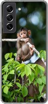 Geschikt voor Samsung Galaxy S21 FE hoesje - Baby - Aap - Takken - Siliconen Telefoonhoesje