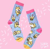 Happy Chaussettes avec chien Shiba Inu et thé Boba | Style Kawaii Harajuku | chaussettes pour chien | Chaussettes amusantes colorées avec du thé aux Bubble