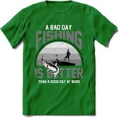 A Bad Day Fishing - Vissen T-Shirt | Grijs | Grappig Verjaardag Vis Hobby Cadeau Shirt | Dames - Heren - Unisex | Tshirt Hengelsport Kleding Kado - Donker Groen - L